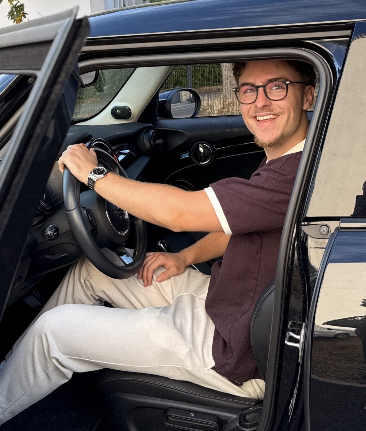 Théo Baptiste au volant, service de conciergerie