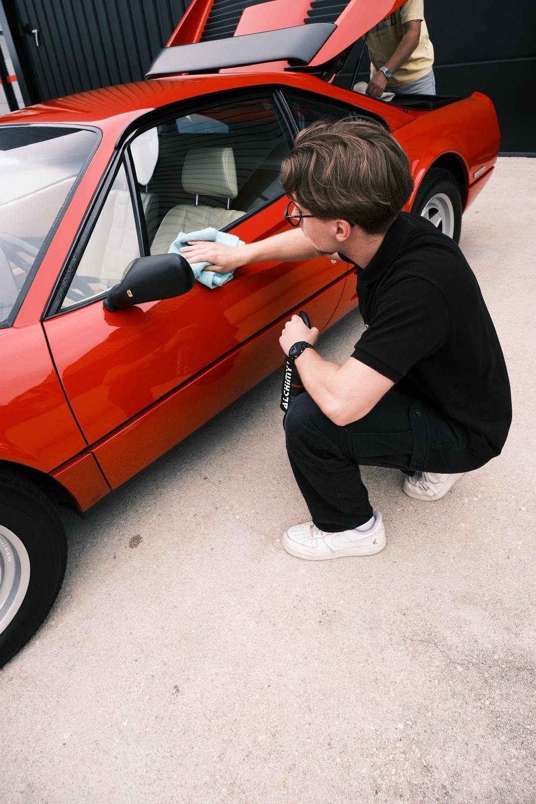 Théo Baptiste au travail sur une Ferrari